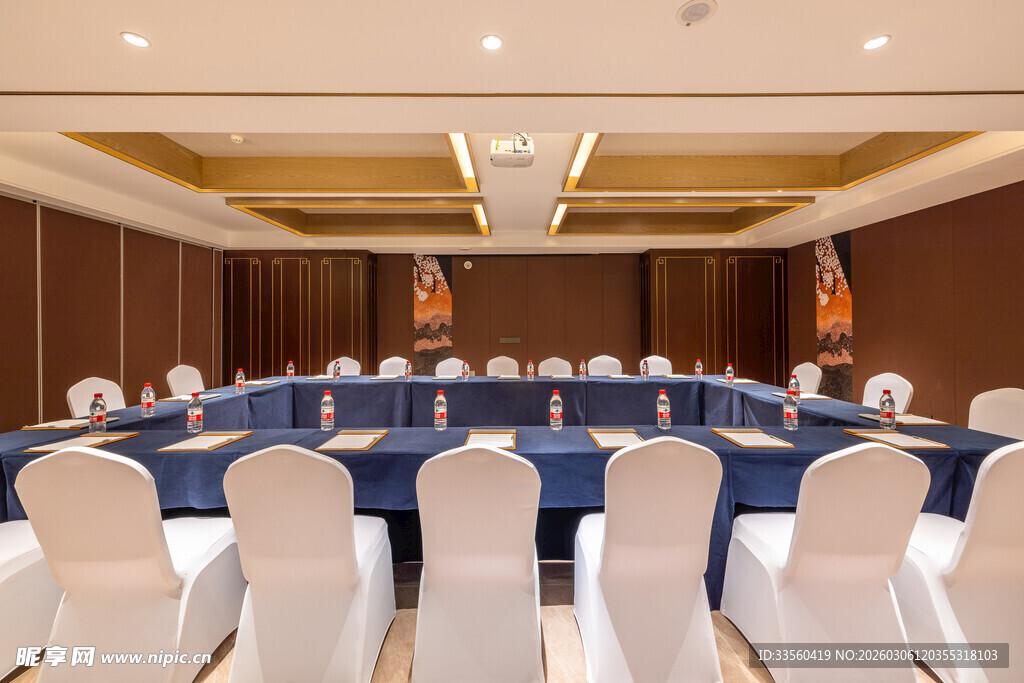 宽敞会议室整齐桌椅布置