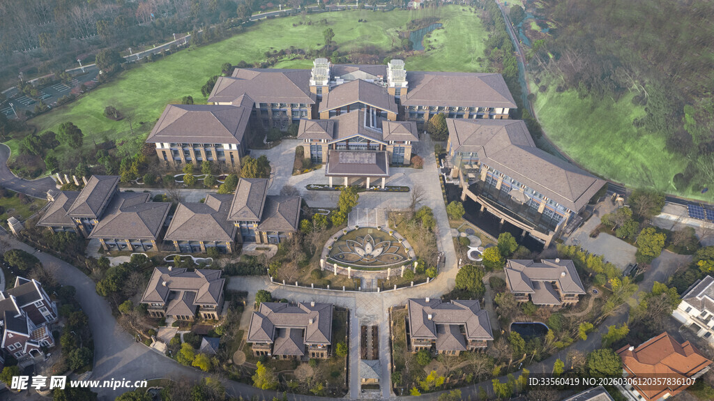 俯瞰古朴村落建筑群