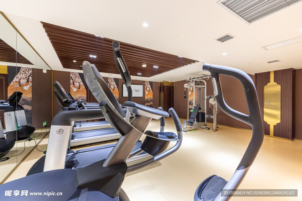 现代健身房内的健身器械