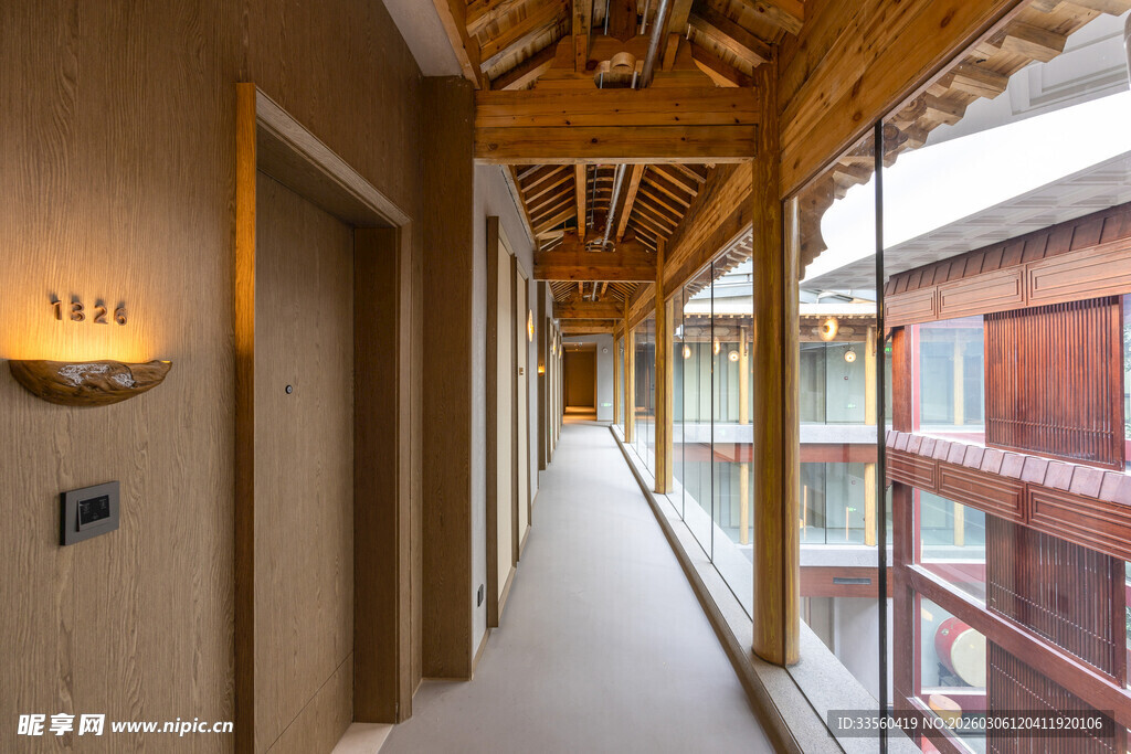 木质走廊的优雅室内景致