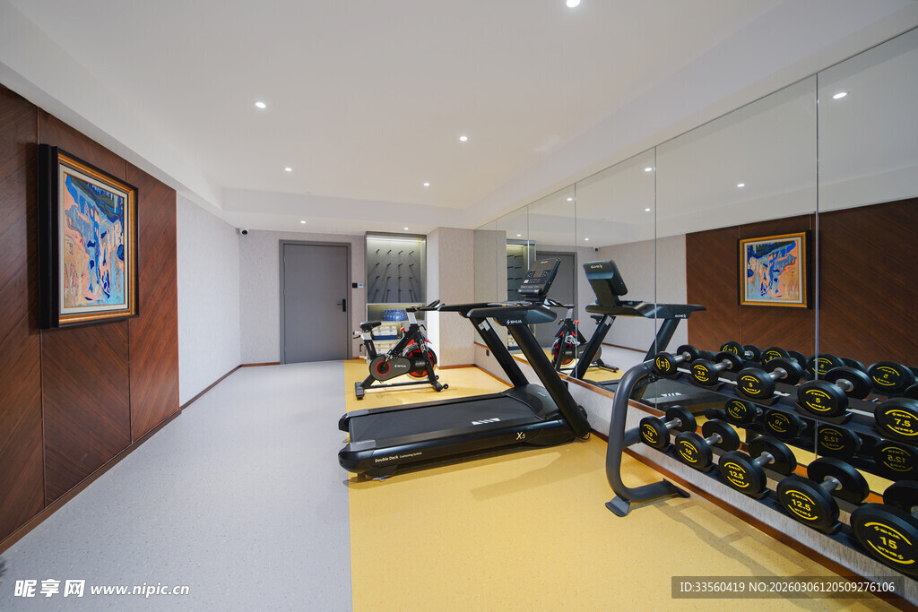现代健身房室内健身设备场景