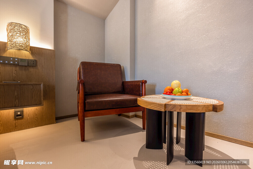 室内温馨角落桌椅与果盘