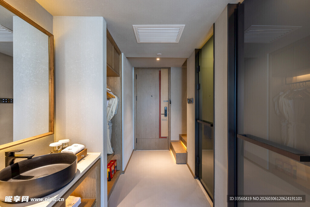 现代简约风格的狭长卫浴间