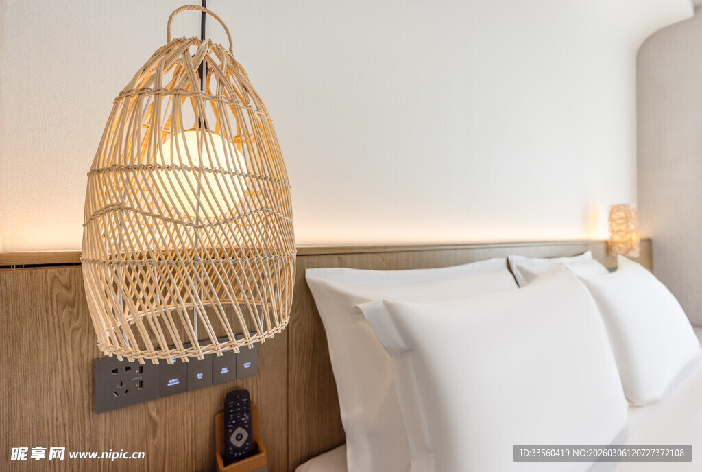 藤编吊灯装点温馨卧室