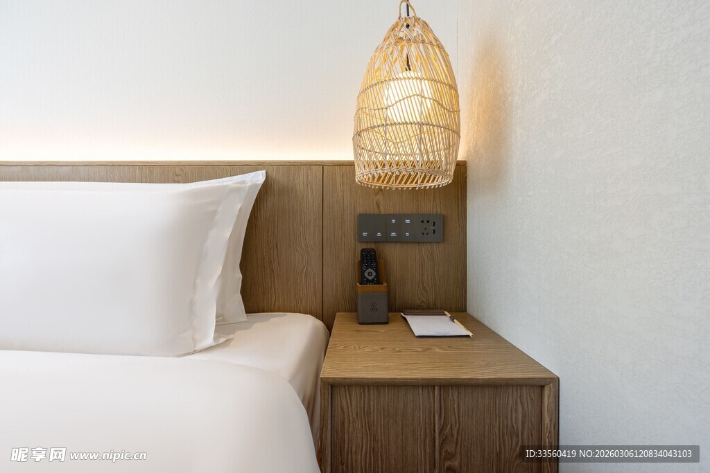 简约卧室床头温馨一角