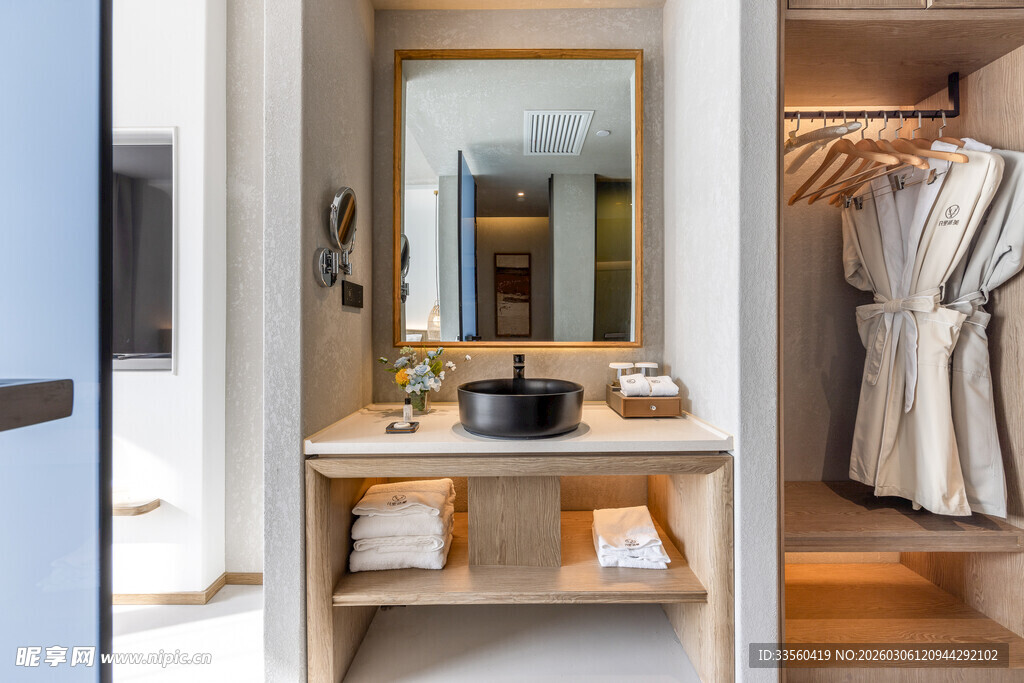 现代简约风精致衣帽间一角