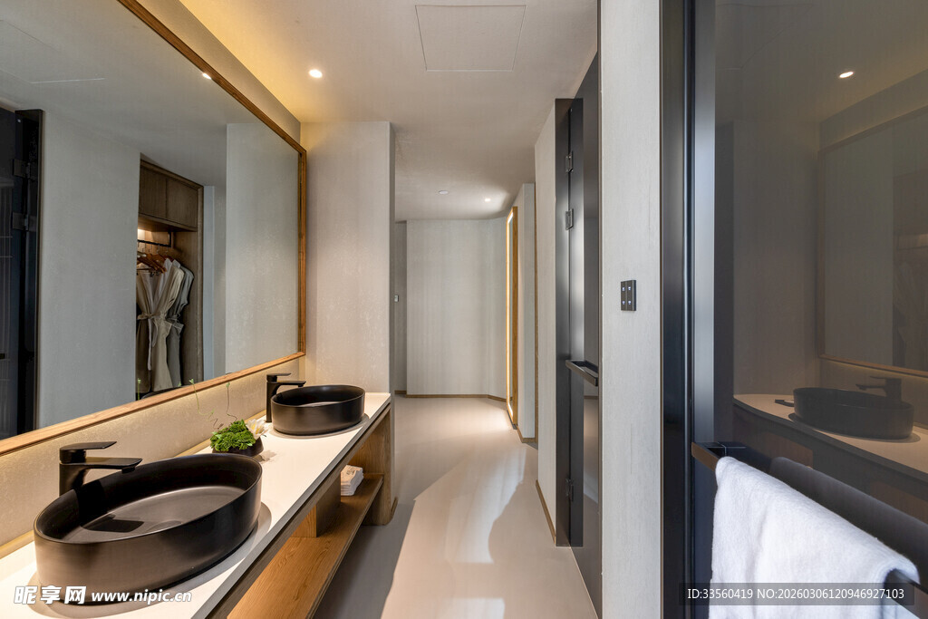 现代简约风格的卫浴走廊