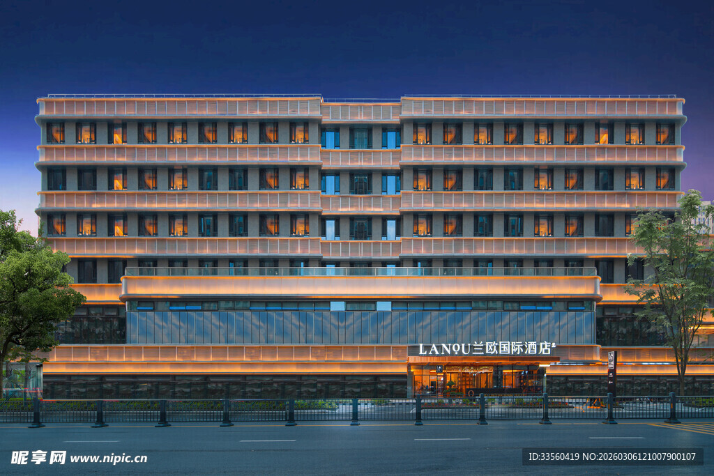 夜晚中的多层建筑外观