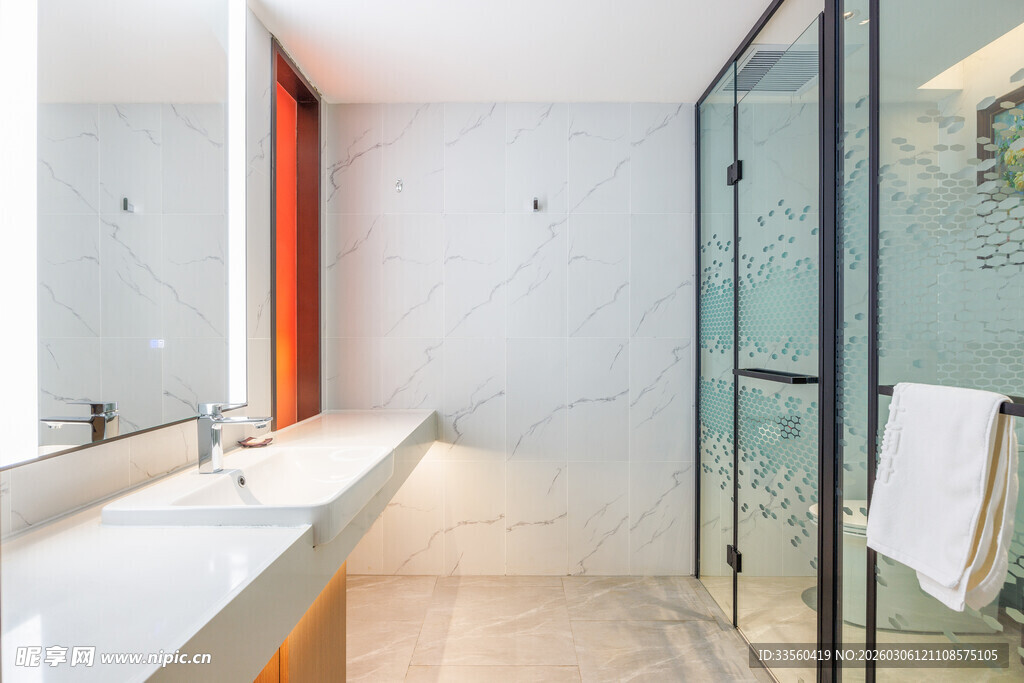 现代简约风格的明亮浴室