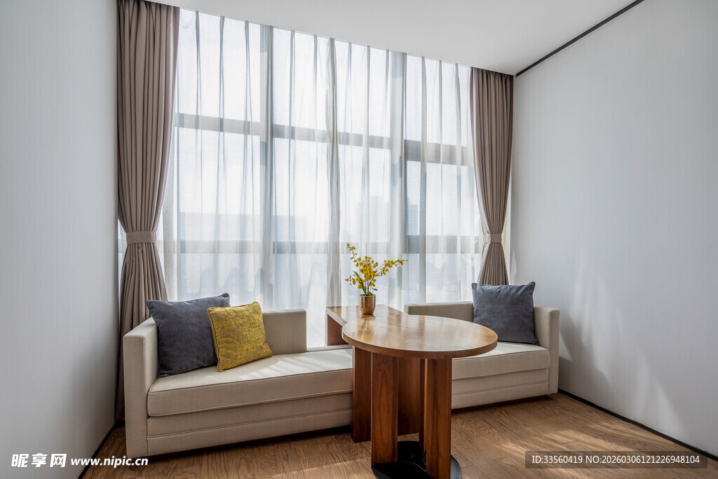 简约客厅沙发窗边温馨场景