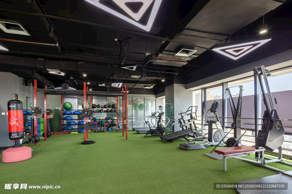 现代健身房内部器械场景