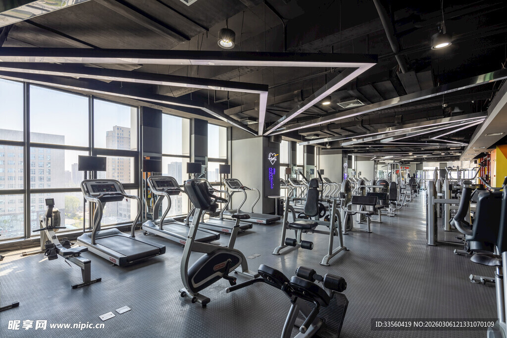 现代健身房内景设备展示
