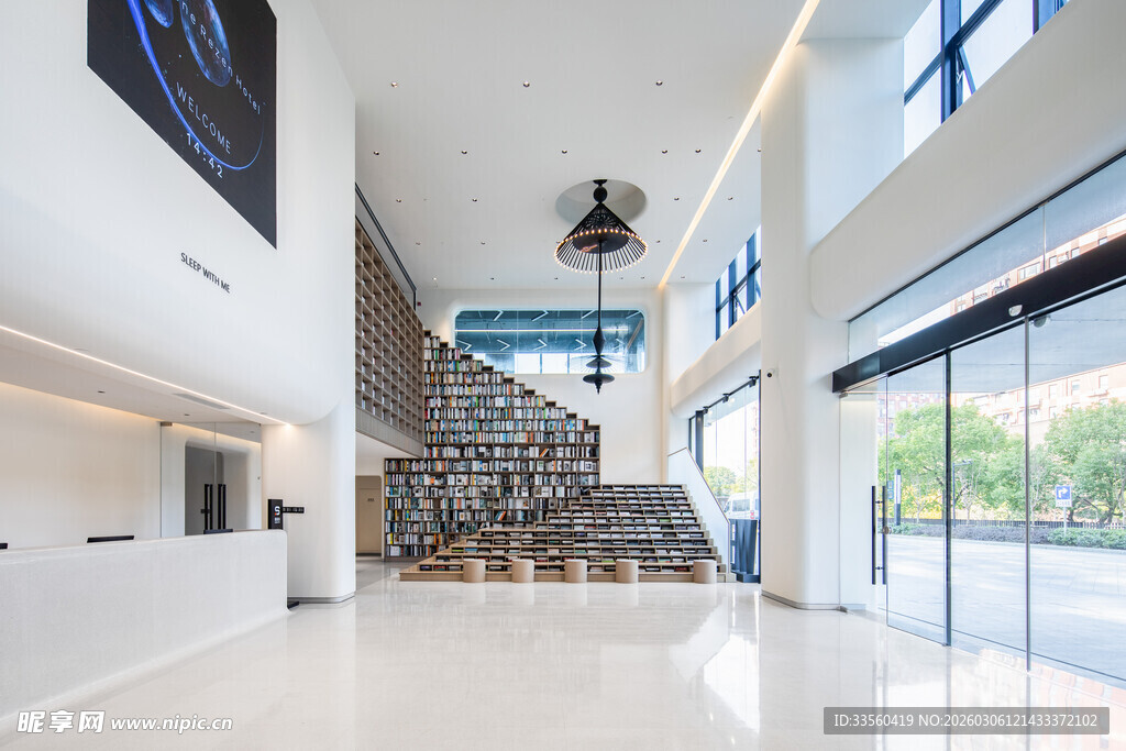 现代简约风格的宽敞大厅