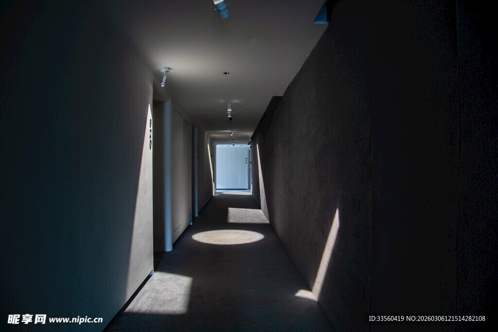 昏暗走廊尽头的光亮