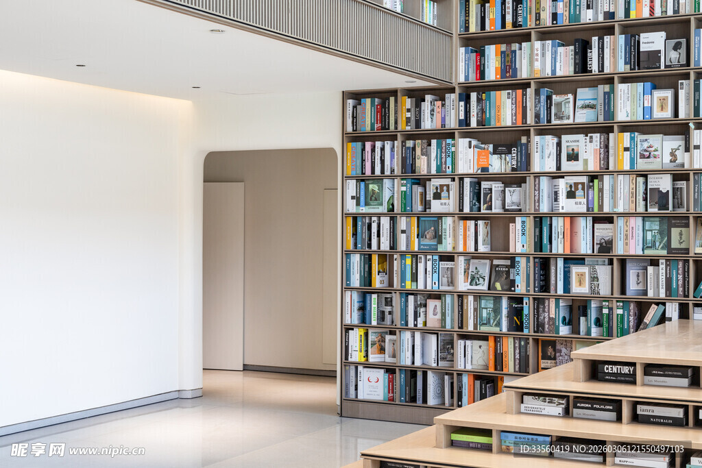 现代书房满墙书架与台阶