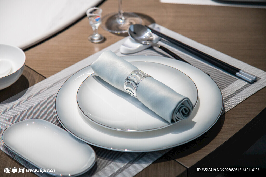 精致餐具摆放在木质桌面上