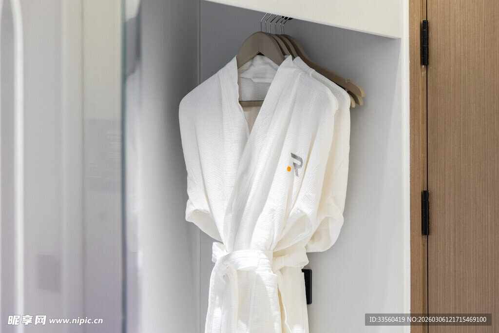 衣柜中悬挂的白色浴袍
