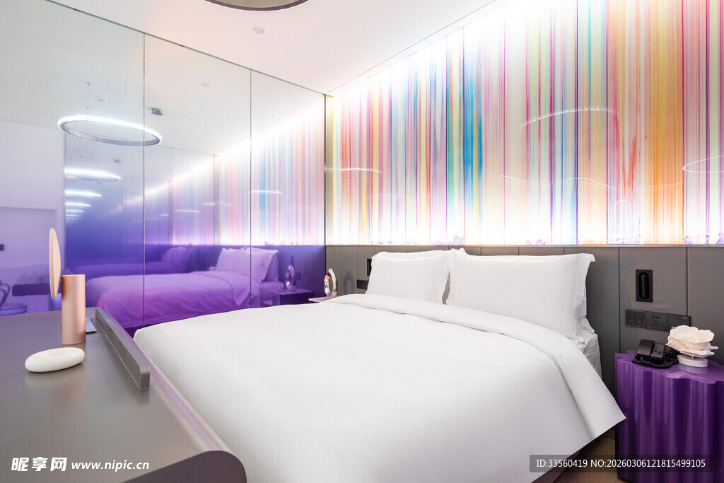 多彩条纹装饰的现代卧室