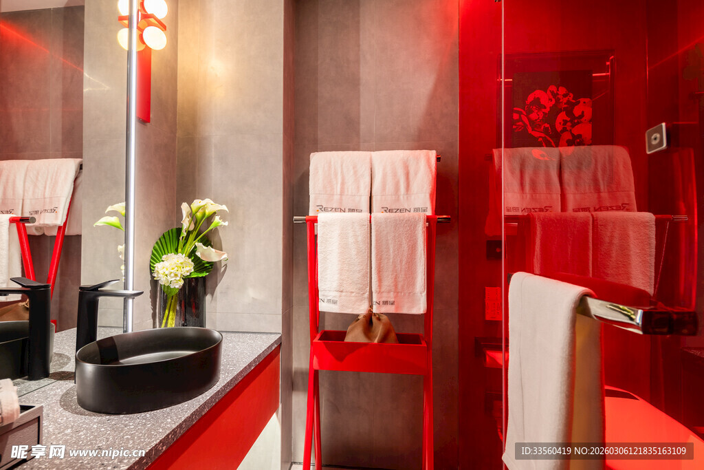 红色系浴室毛巾架布置