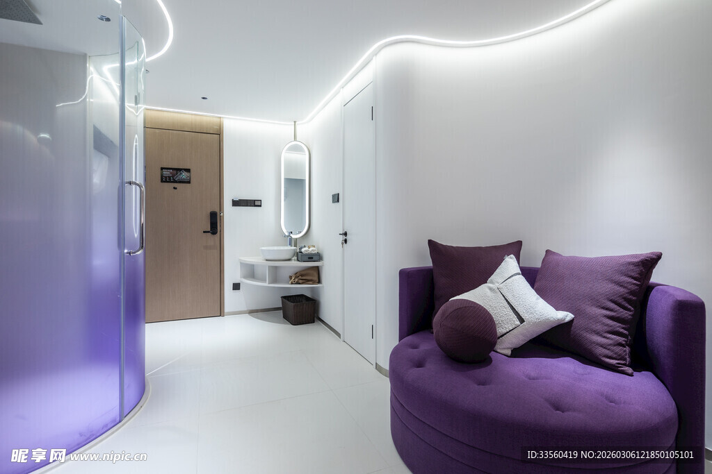 紫色系现代风舒适室内一角