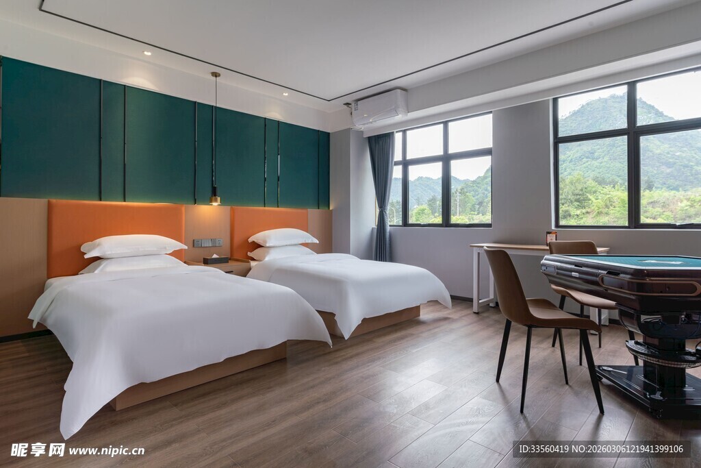 简约双床客房室内景致