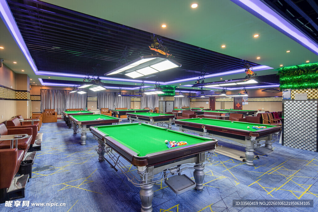 时尚台球室球桌摆放整齐
