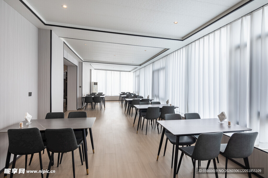 现代简约风格的宽敞餐厅