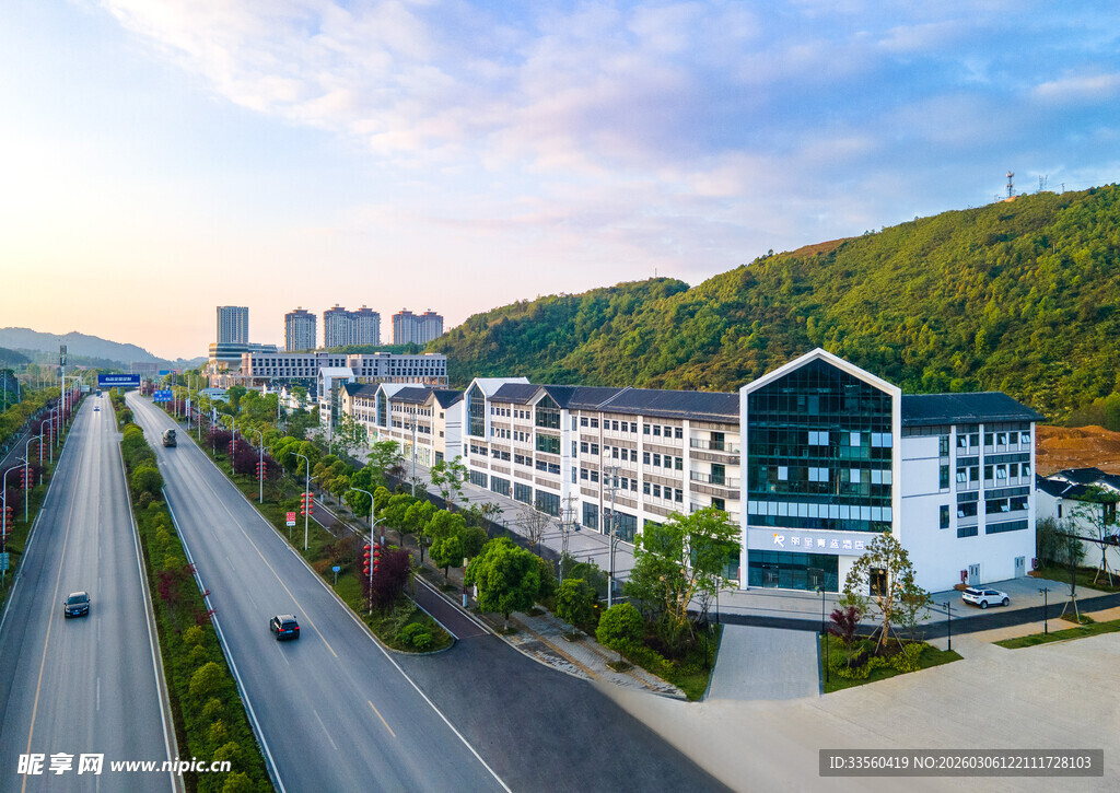 城郊建筑与道路景观