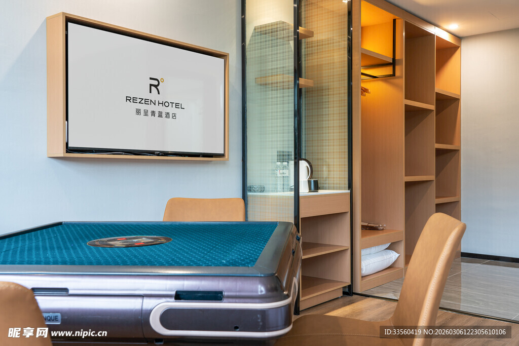 现代风格台球室与储物柜