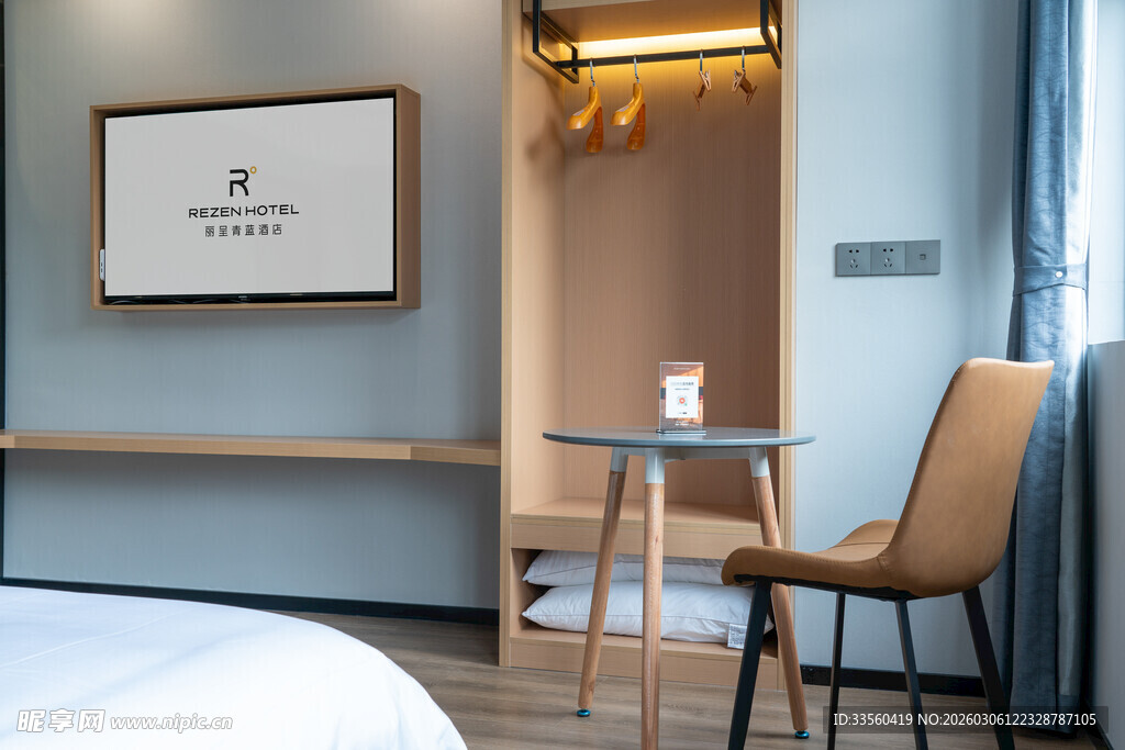 简约温馨的现代卧室一角