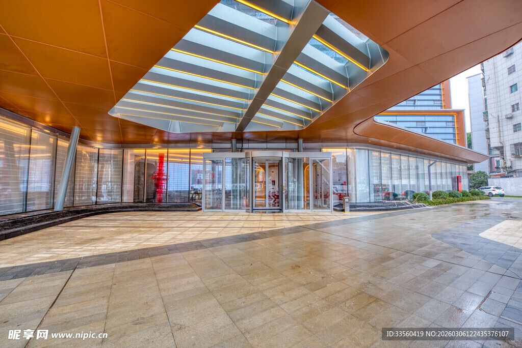 现代风格玻璃顶棚建筑空间