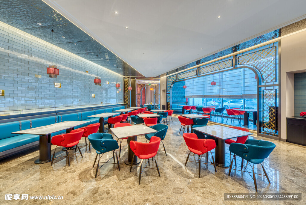 时尚餐厅室内多彩桌椅布局