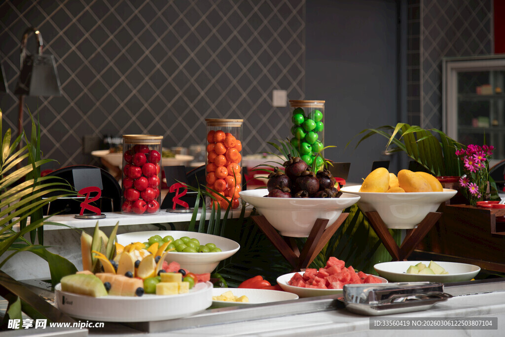 丰盛多彩的美味水果拼盘