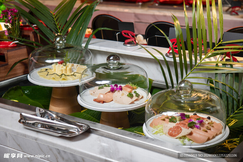 精致摆盘的多样美食