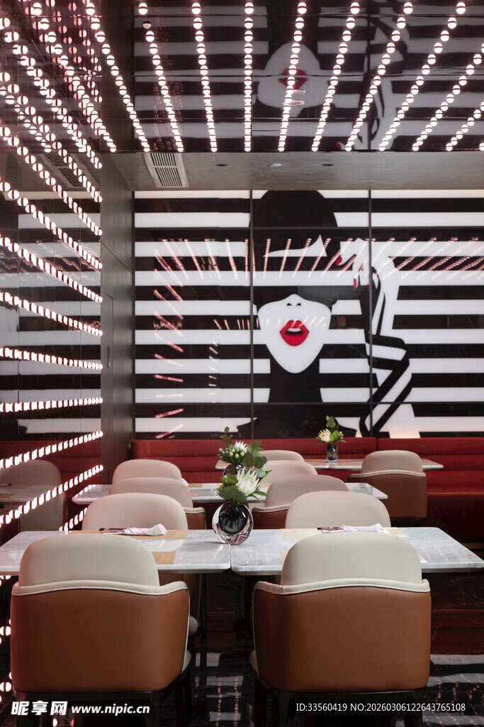 时尚餐厅内的温馨用餐环境