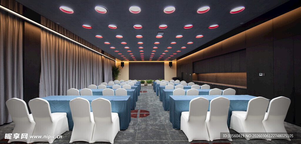宽敞整洁的现代会议室