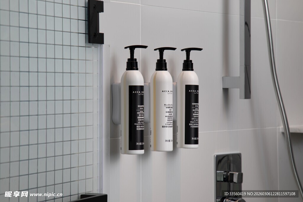 浴室墙面的简约洗护用品