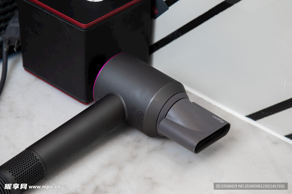 黑色吸尘器部件近景特写