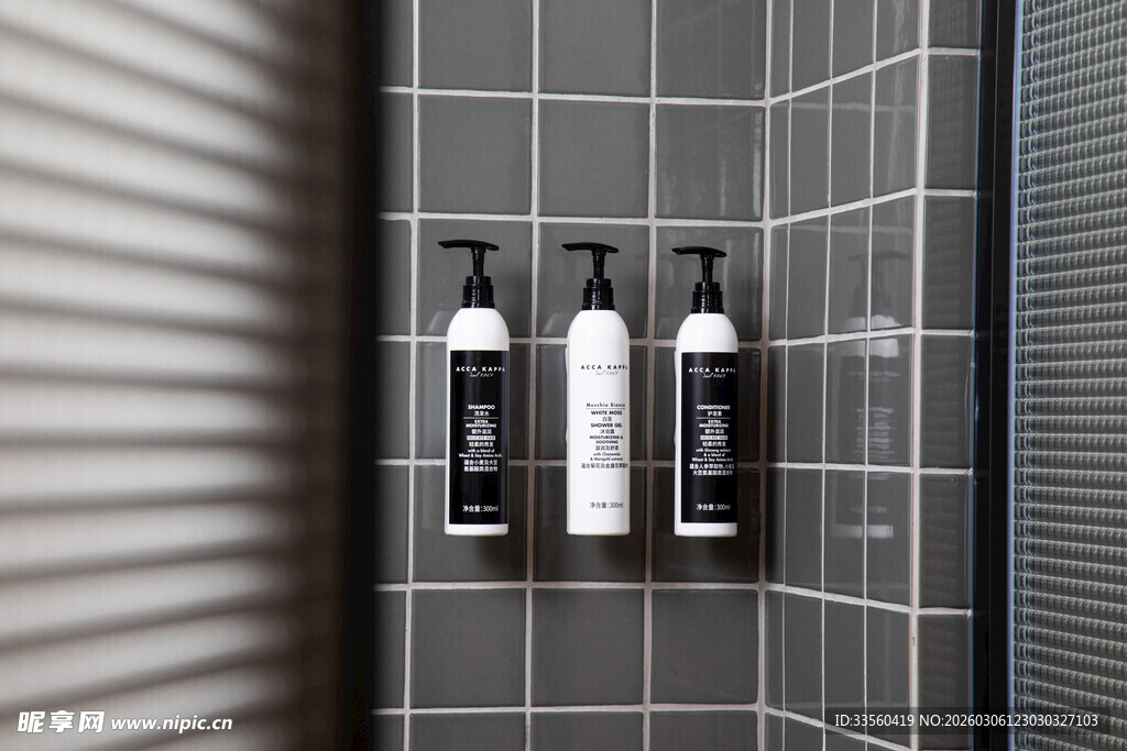 浴室置物架上的洗护用品