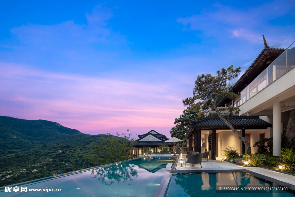 山间别墅泳池的绝美黄昏