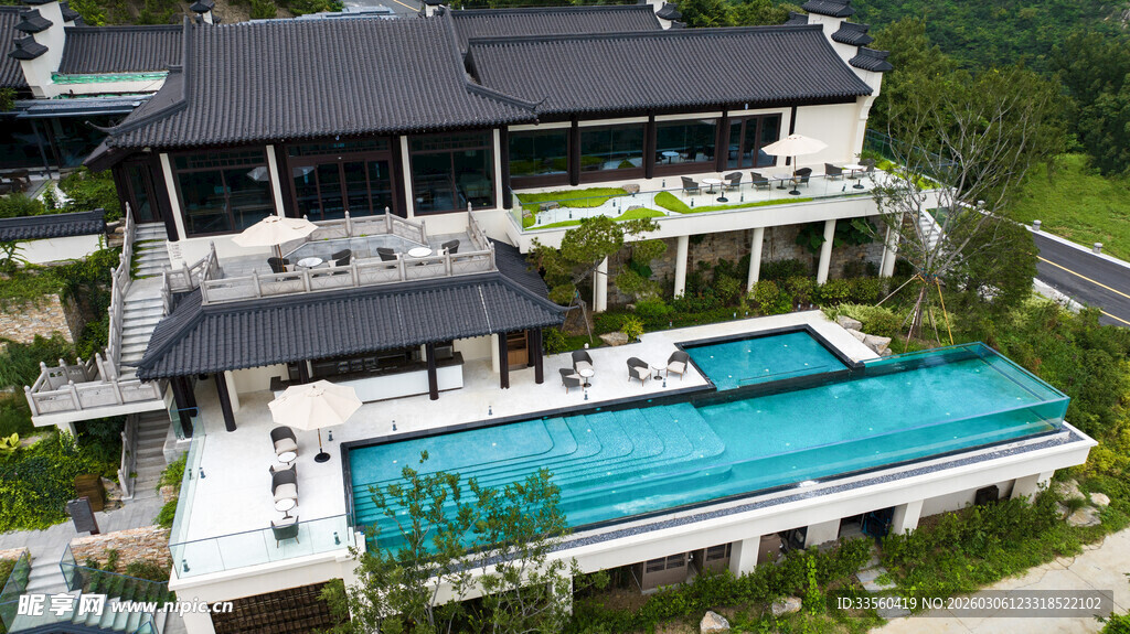 山间豪华别墅带泳池景观