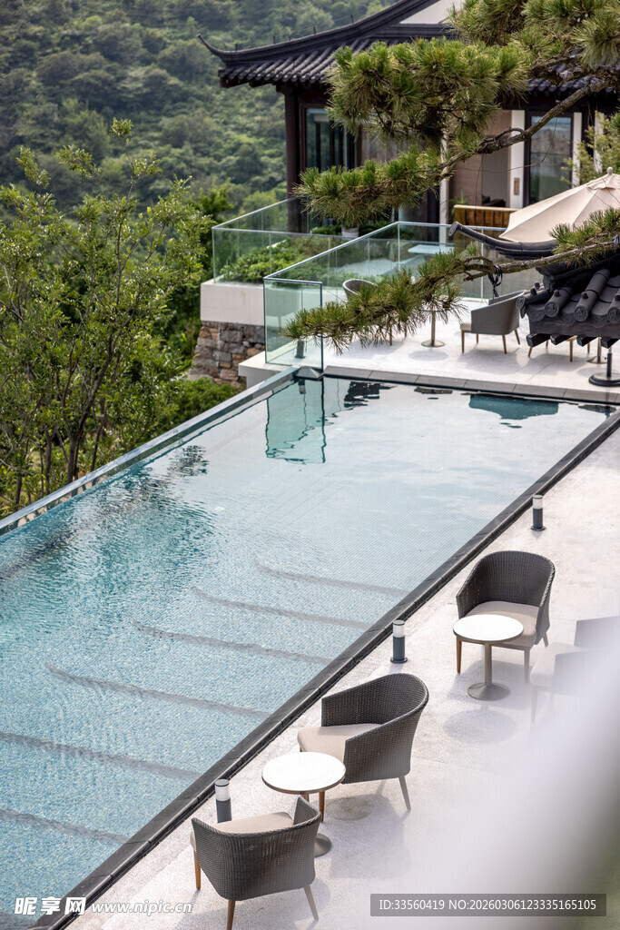 奢华户外泳池休闲场景