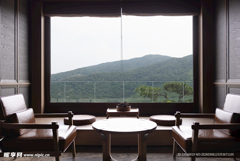 山景窗前的舒适起居空间