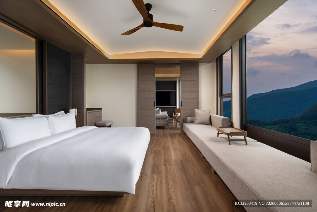 山景中的现代豪华卧室