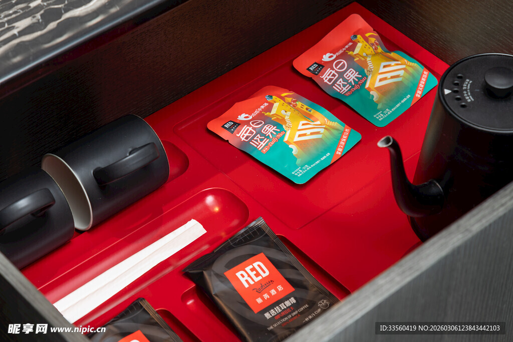 复古相机与多彩胶卷收纳