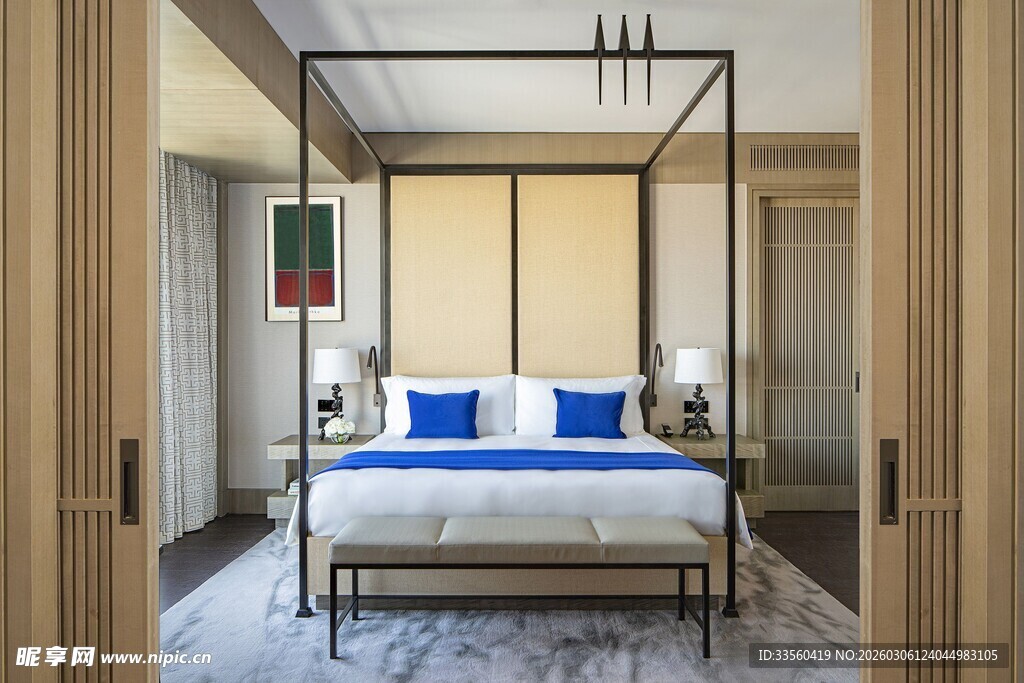 现代简约风格四柱床卧室
