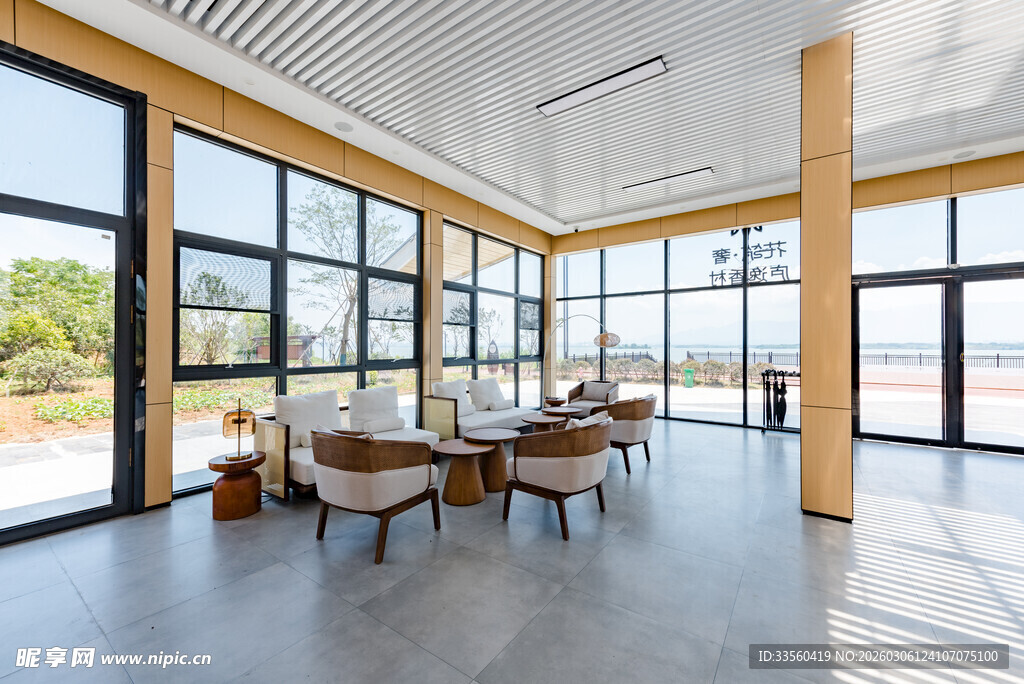 现代明亮的室内休闲空间