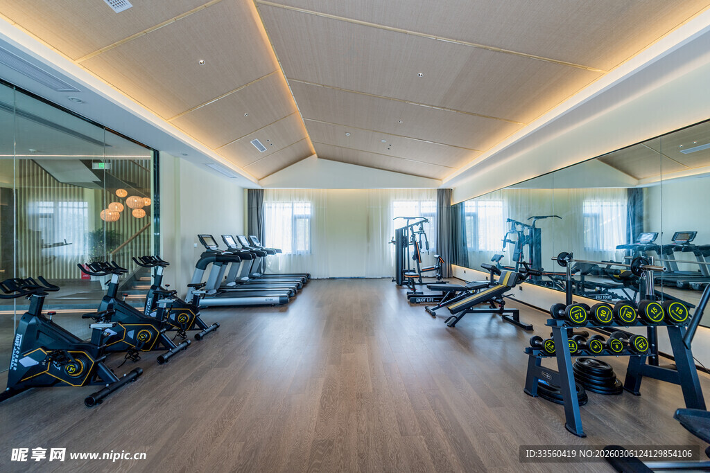现代健身房内部全景展示