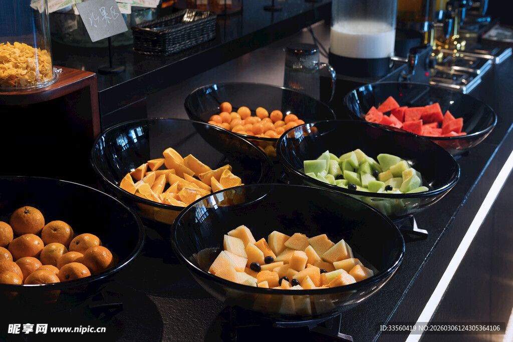 自助美食区多样小吃陈列