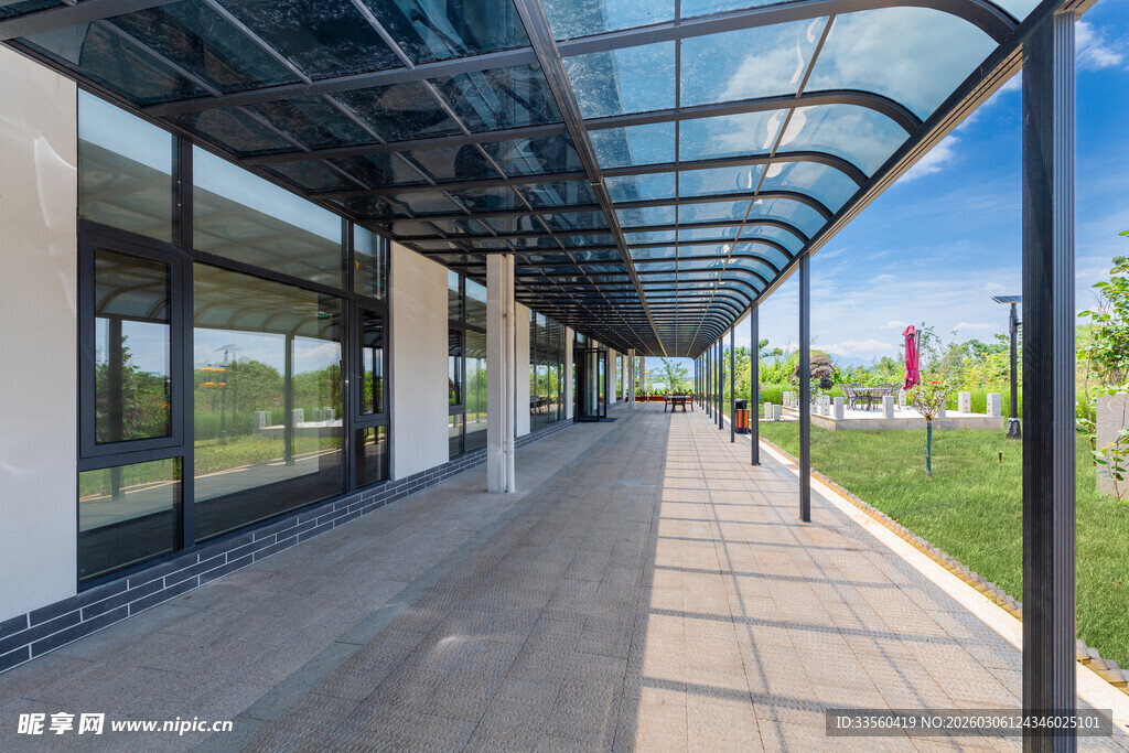 户外玻璃顶棚下的步道